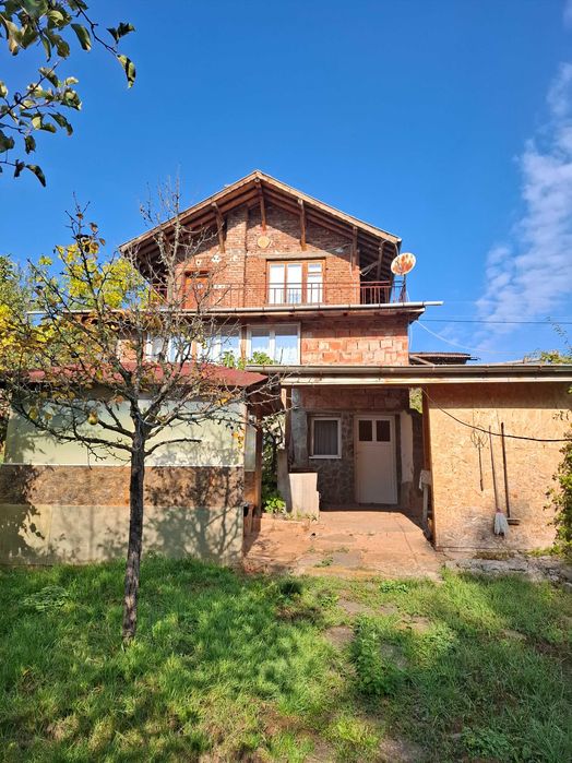 Къща с двор за продажба в с. Светля, Община Ковачевци.