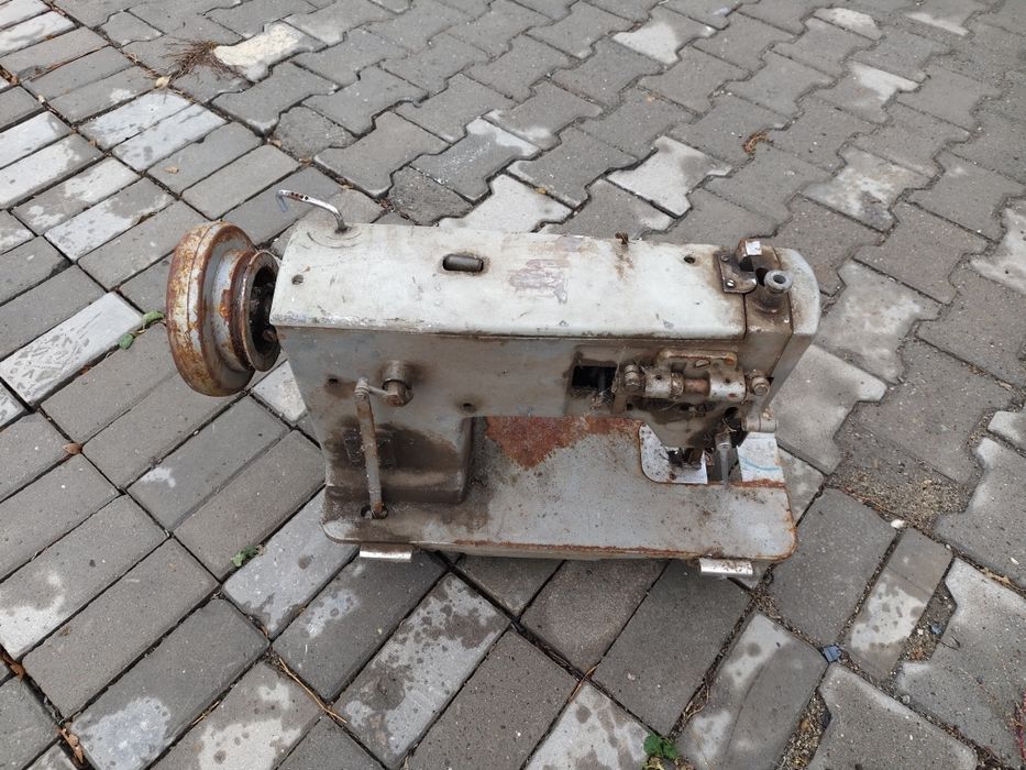 Промышленная швейная машина есть 2 или 3 шт