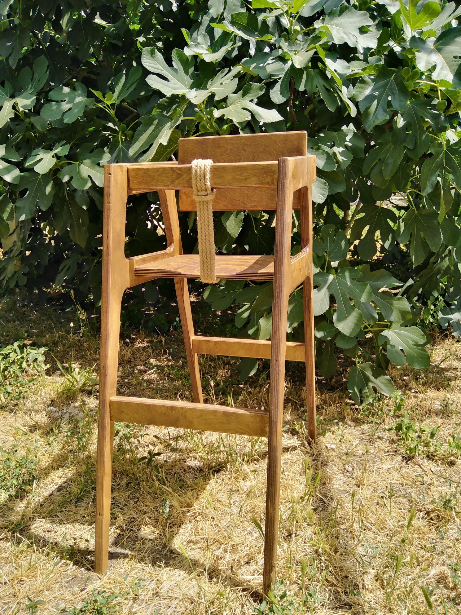 Дървено детско столче за хранене