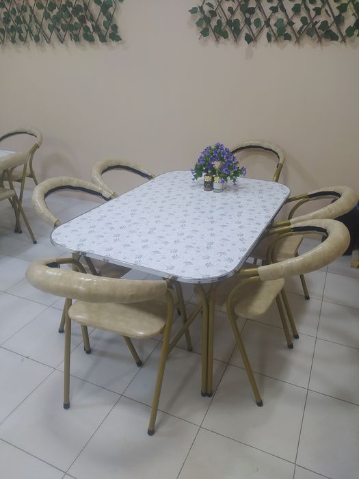 Стол стулья в новом состоянии