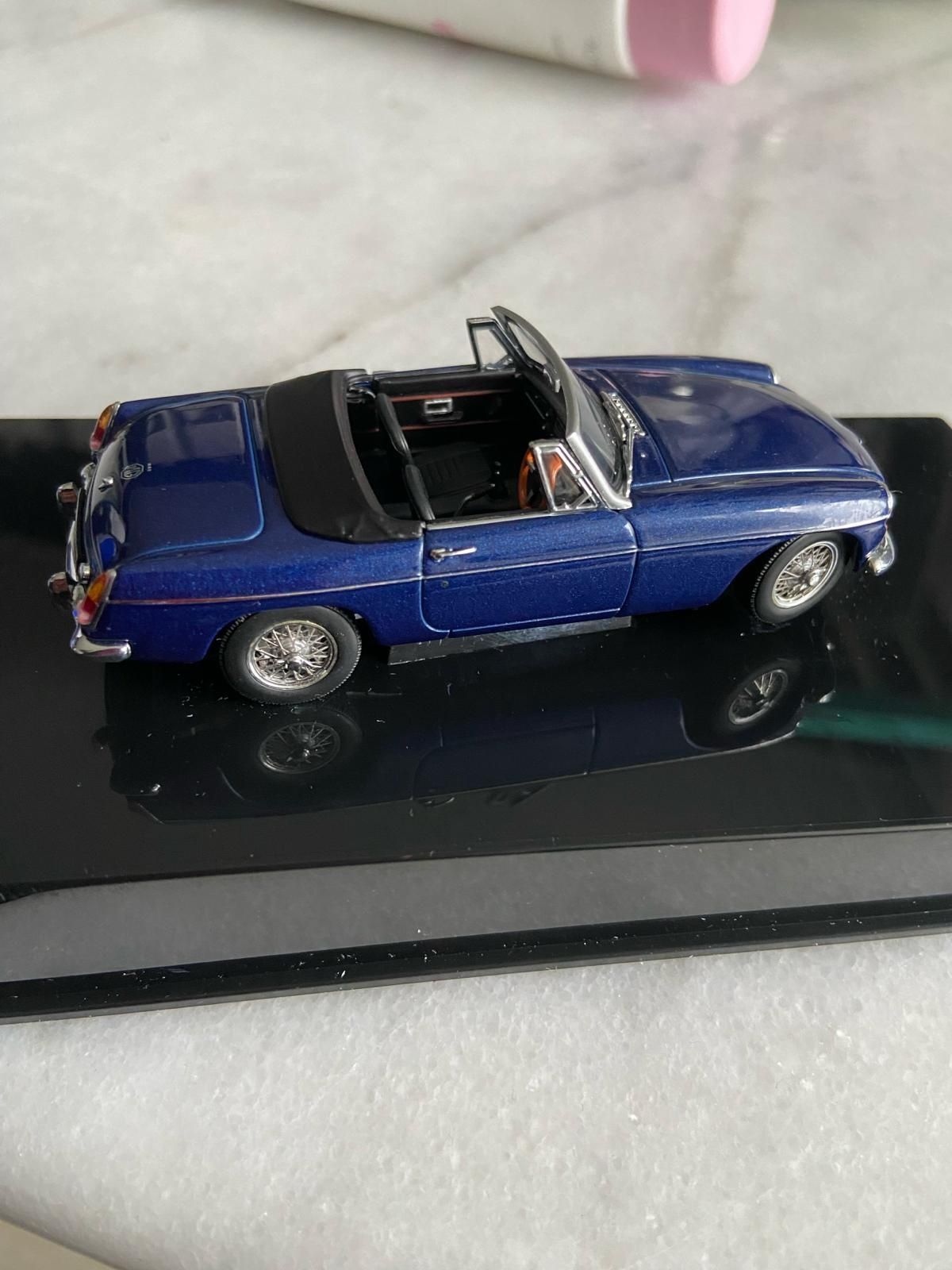 Колекционерска количка MGB ROADSTER MK|| на AUTOART 1:43