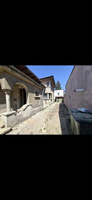 Inchiriez casa la curte (depozit) sector 1