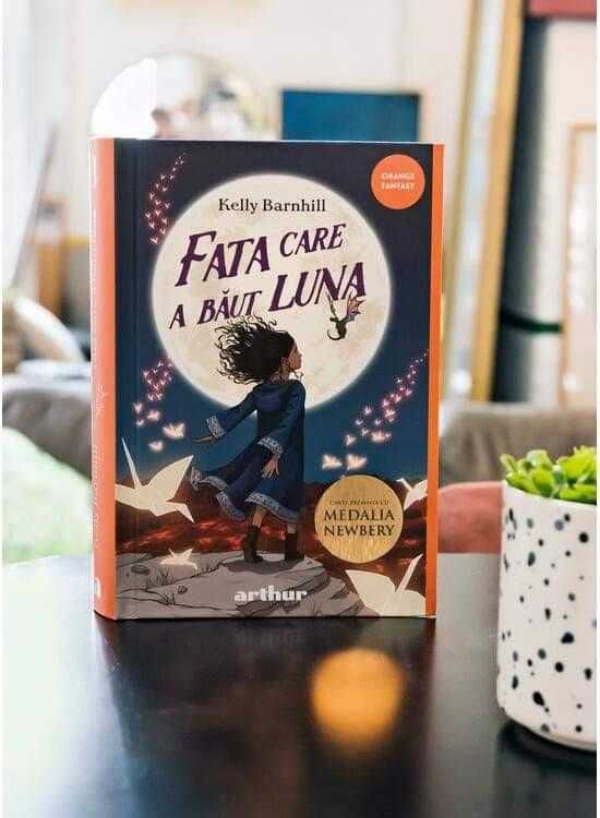 Cartea "Fata care a băut luna" nouă!