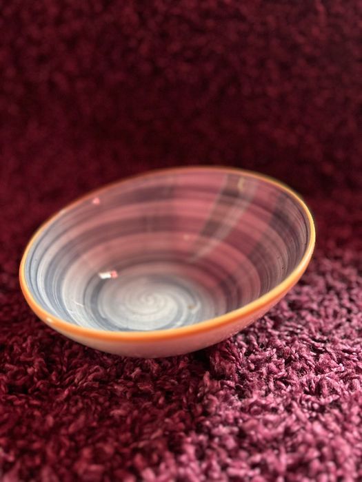 Farfuri , pahare , castrone , cani