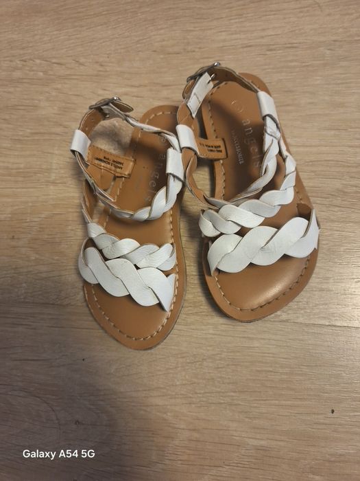 Vând pantofi fetițe măsura 25