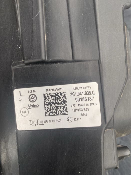 Far stanga /grila centrala Vw passat b8