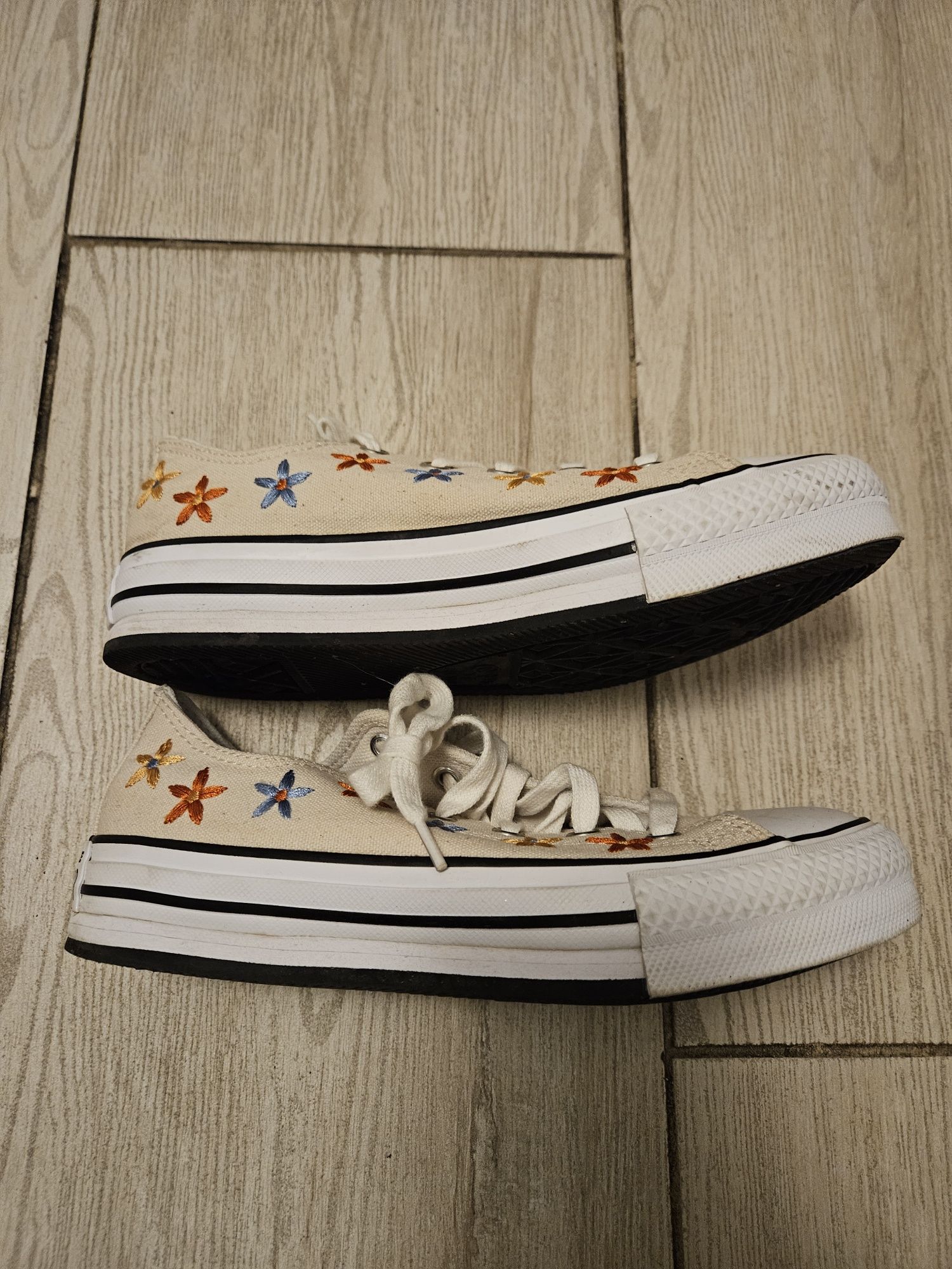Converse all star model floral