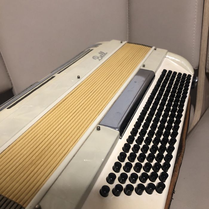 Acordeon Italian Bell 120 bași- alb perlat