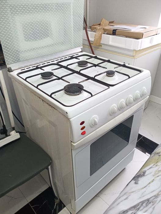 Газовая плита с духовкой