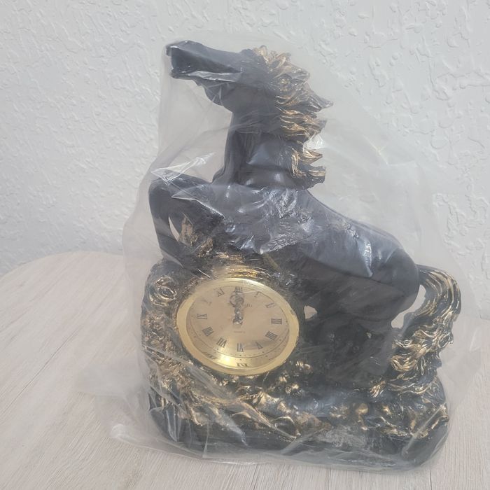 Часы,настольные, декоративные.