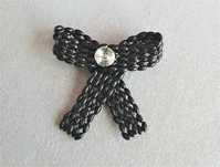 Brosa papion handmade din margele, creata de designer