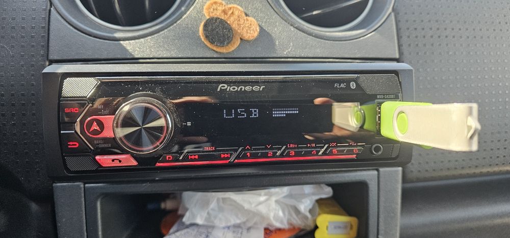 Продавам Pioneer mvh-s420bt