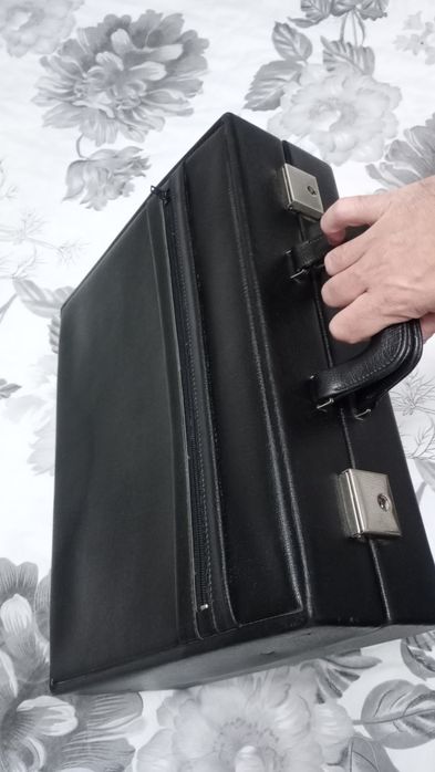 Черна кожена чанта/куфарче за документи или лични вещи