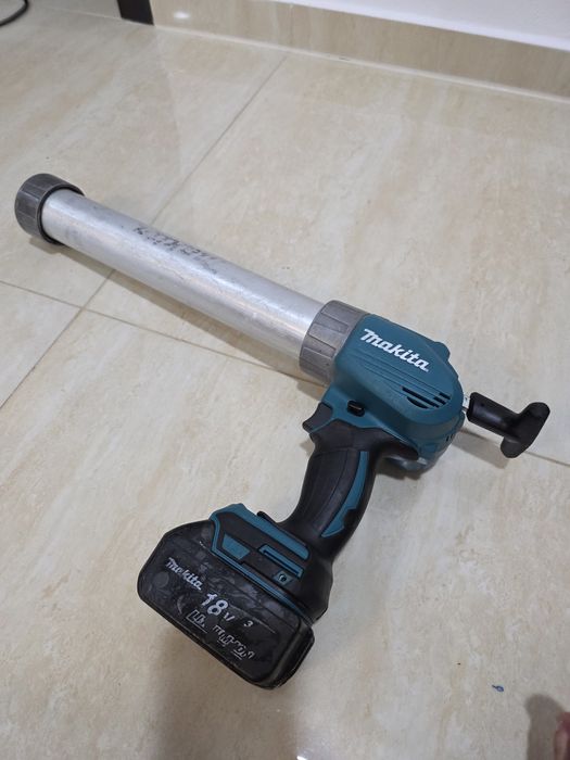 Pistol de silicon Makita DCG 180