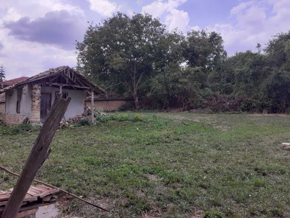 Куща в село Тръстика, 16 км от гр. Разград