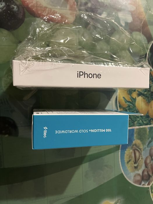 Iphone 16 чисто нов с гаранция и слушалки ttec