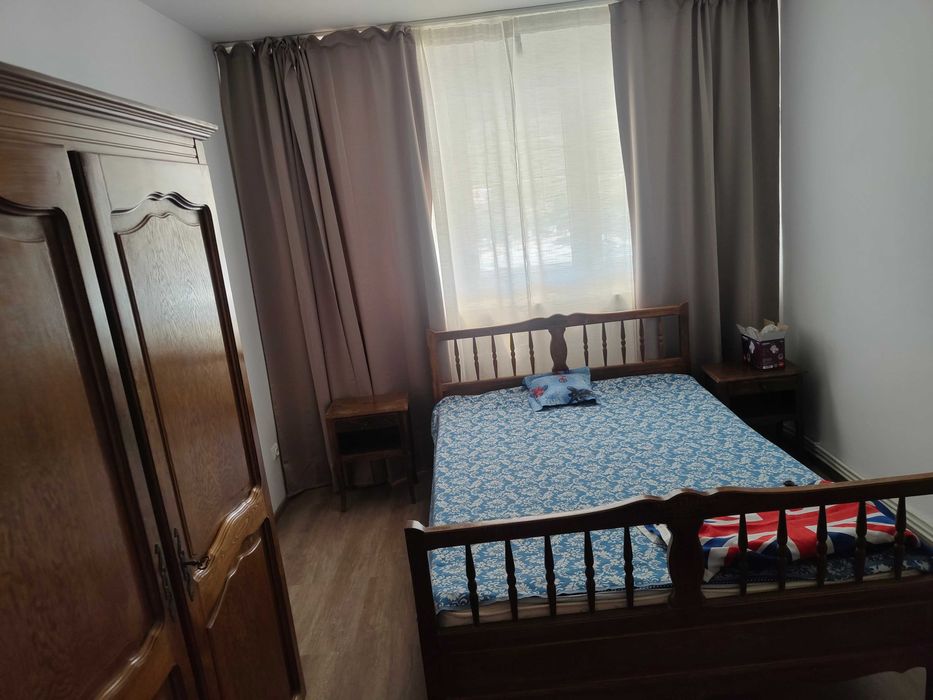 Inchiriez 4 camere in M-uri, Cetate, cu vedere la parc si catedrala
