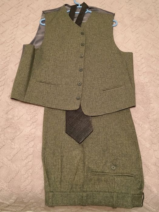 Costum barbat 3 piese, marime 48, cravata cadou, 2 buc