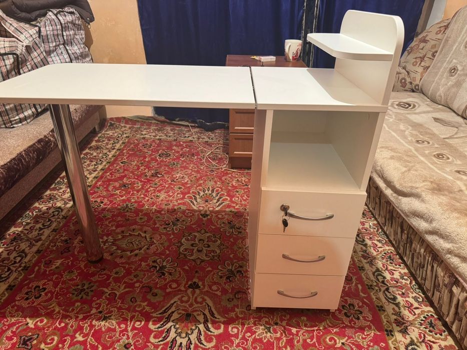 Стол маникюрный.