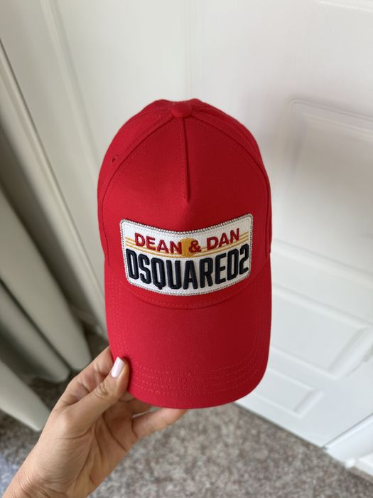 Шапка Dsquared2 в черно и червено