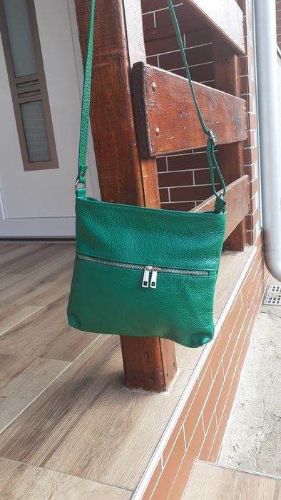 Vand două poșete din piele naturală, marca Vera Italy.