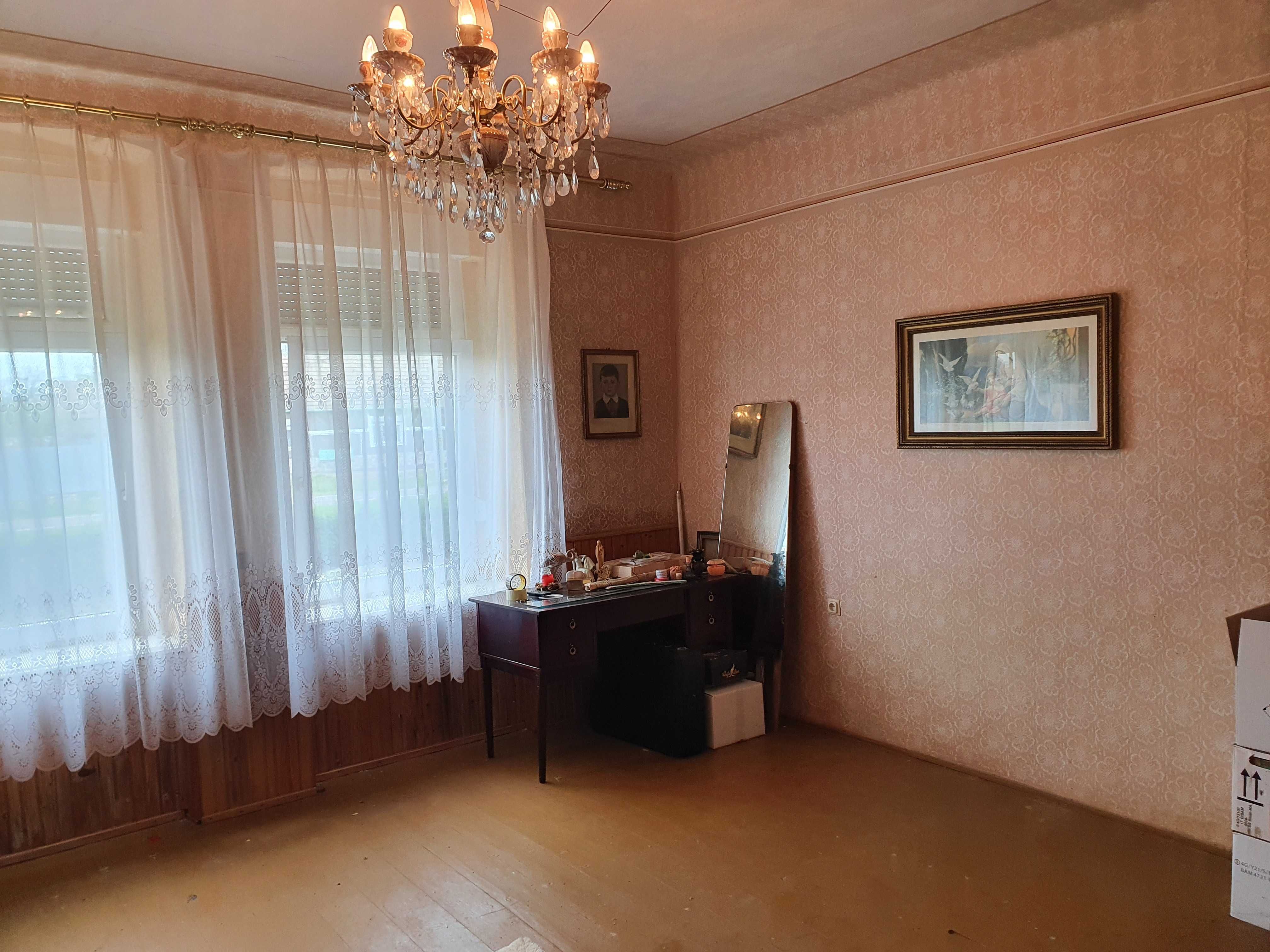 Casa în Pesac, trei camere, baie, bucătărie, dependinte, gradina