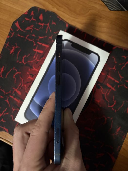 Vând Iphone 12.