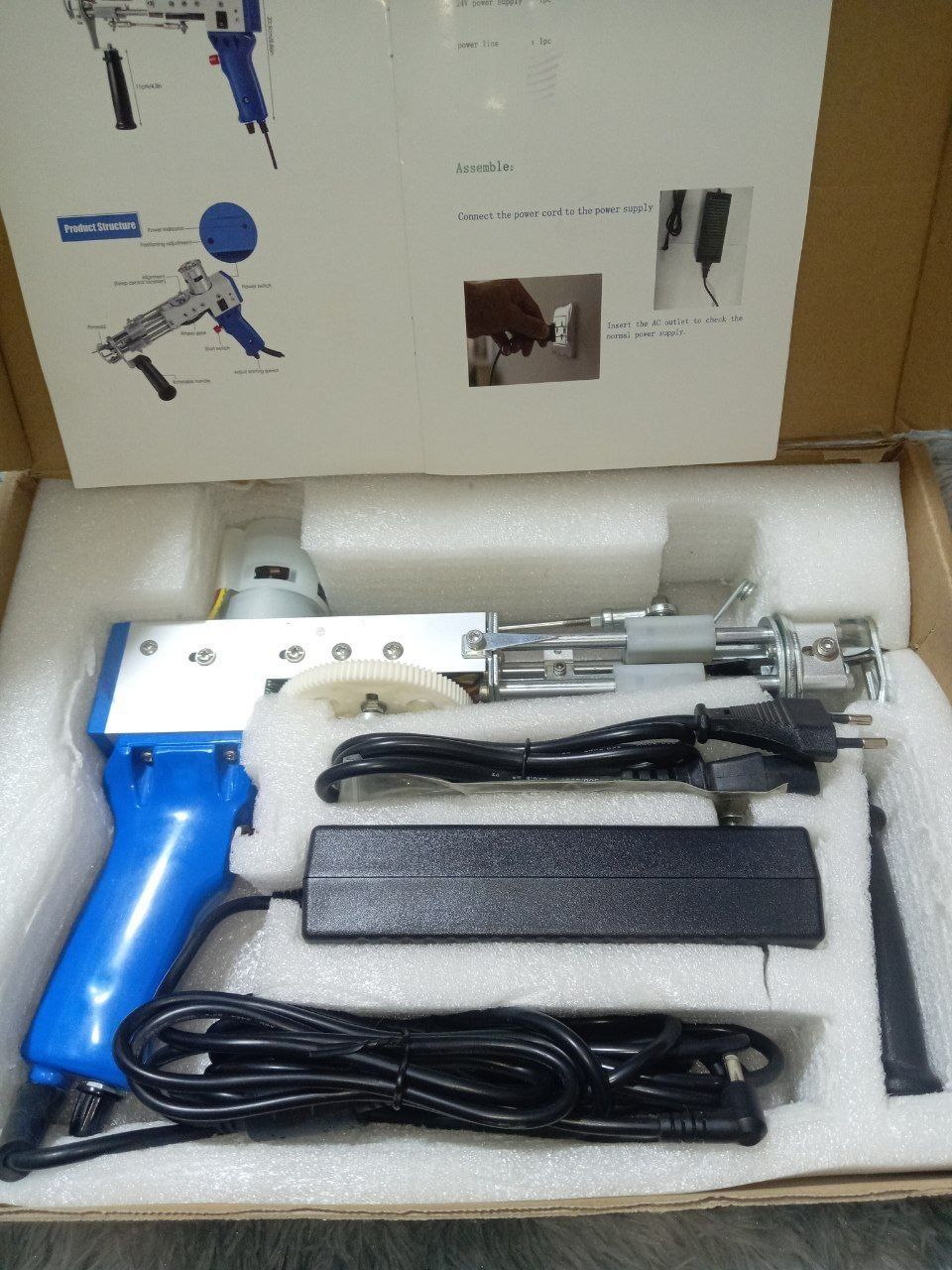 Tafting to‘plami: tufting gun, kontur kesish mashinkasi, mato, pichoq
