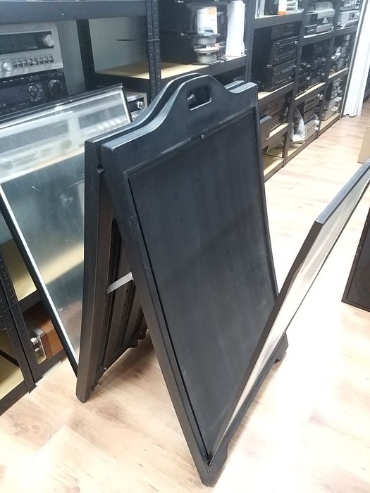 Panou publicitar pietonal