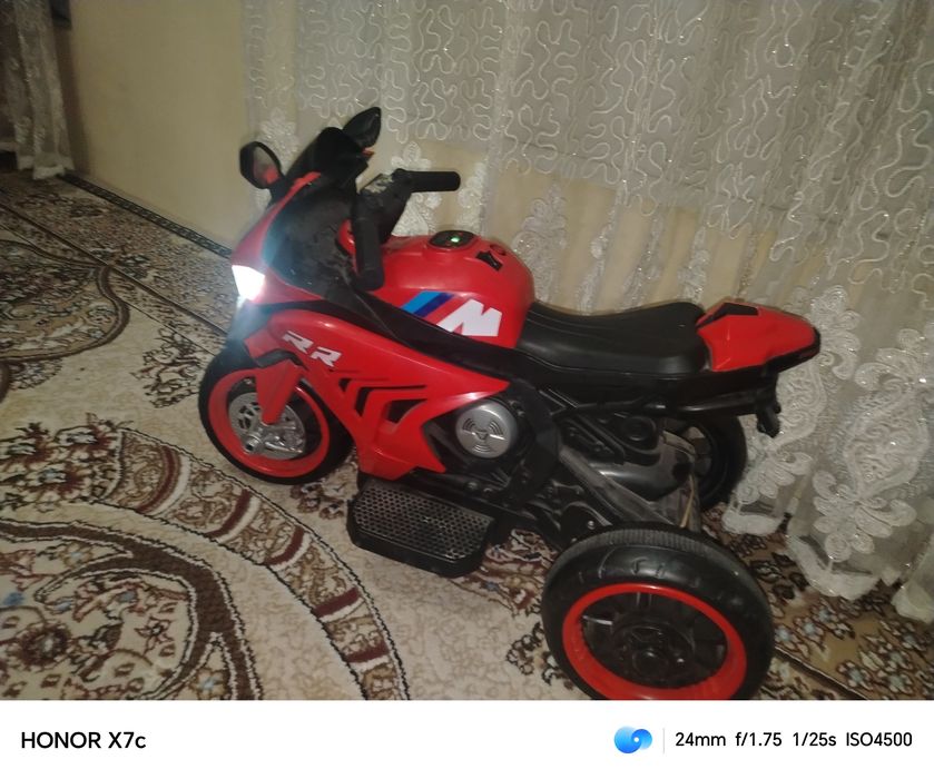 Matatsikl. 5  5.yarim yoshli bolaga to'g'ri  krladi