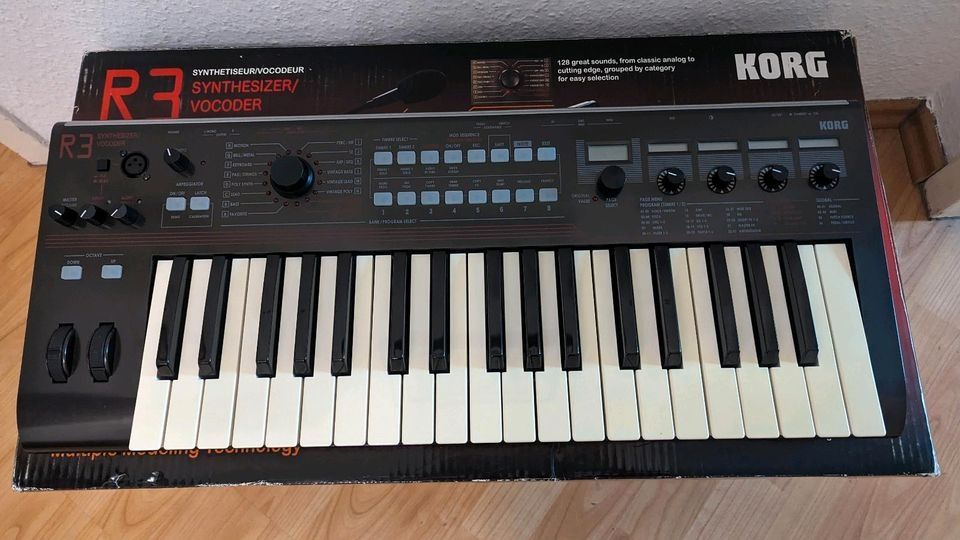 KORG R3  синтезатор / вокодер/ миди клавиатура