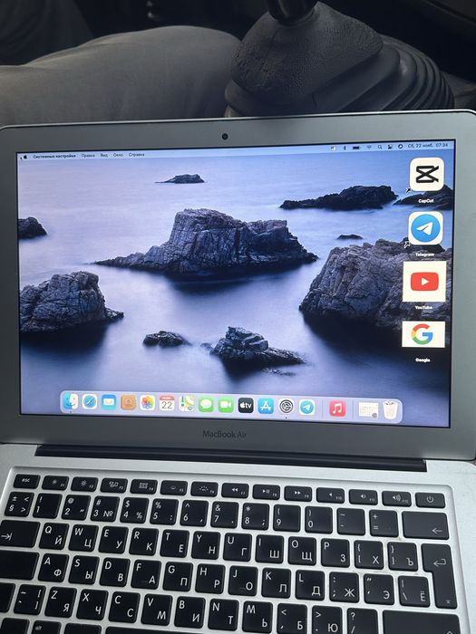 Apple Maccbuk sotiladi srochnno aybi yoq zaryadakalari bor icloud yoq