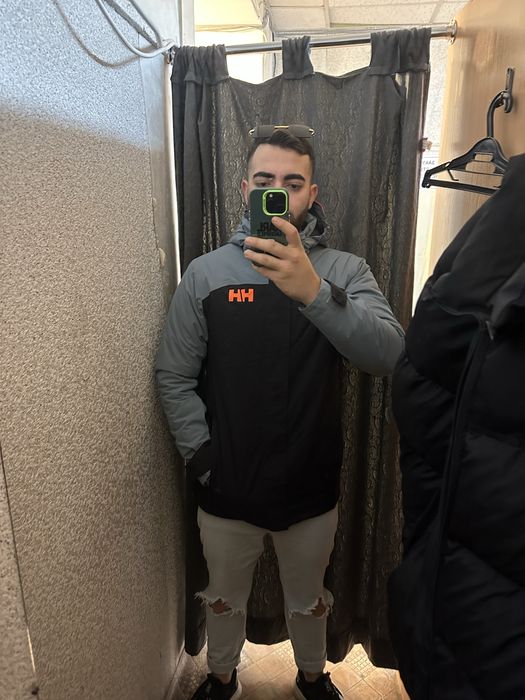 Продавам яке helly hansen
