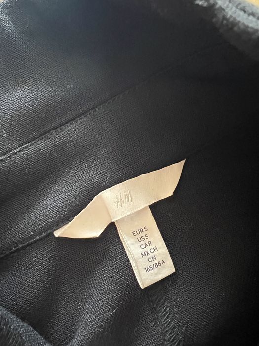 Черна блуза H&M.