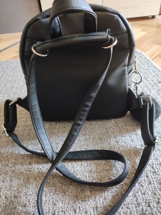 Черна модерна раница