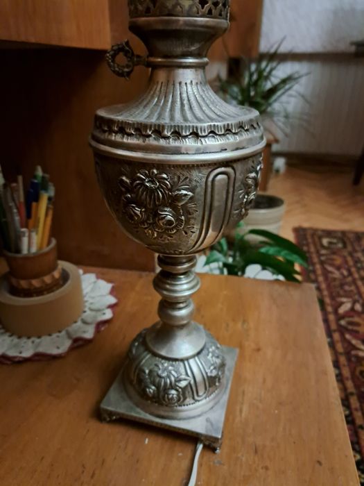 Сребърна електрическа настолна лампа