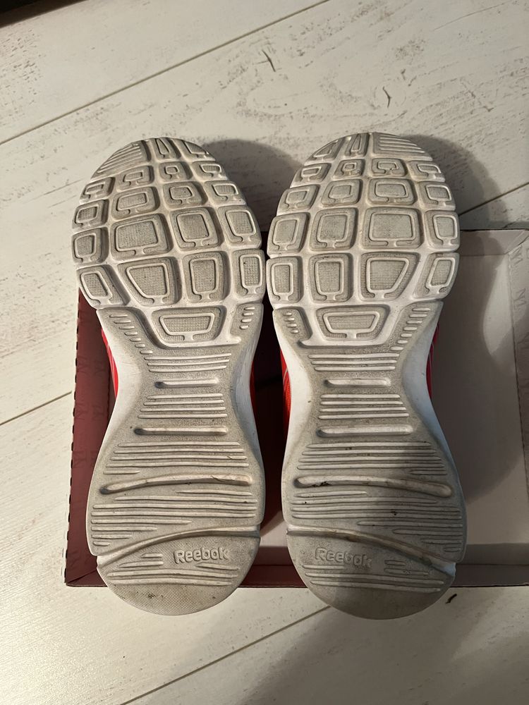 Маратонки REEBOK, носени са но са много запазени. Цена 25лв.