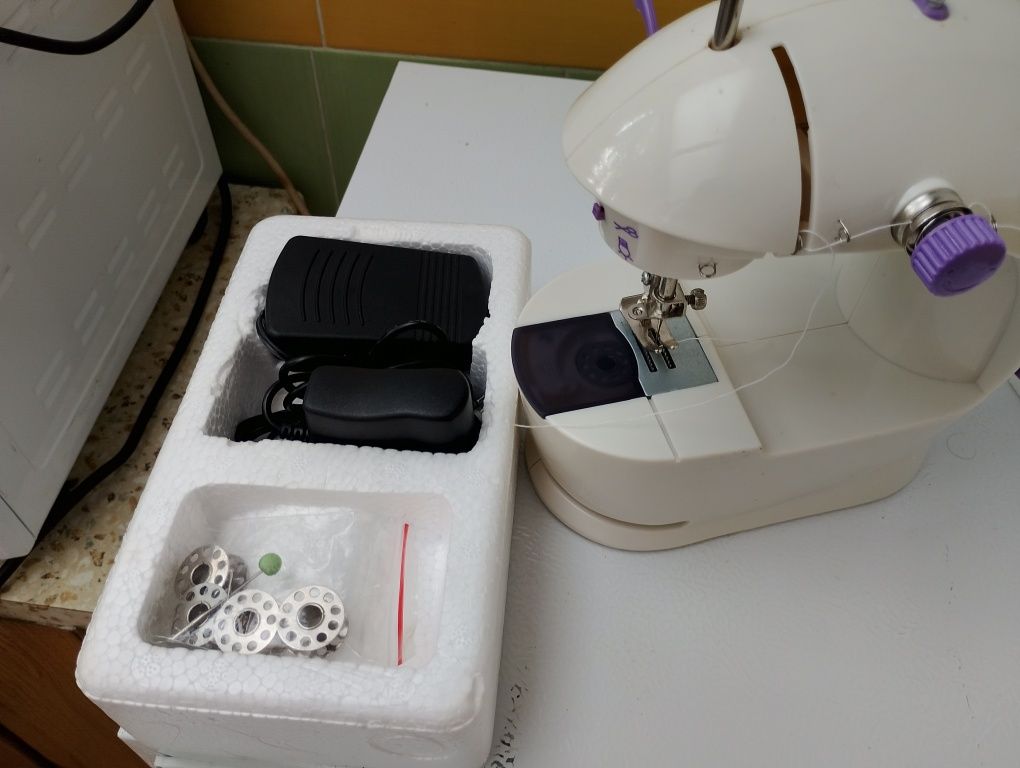 Продавам малка шевна машинка нова