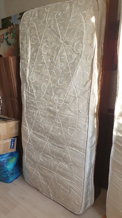 Матрац матрас в отличном состоянии