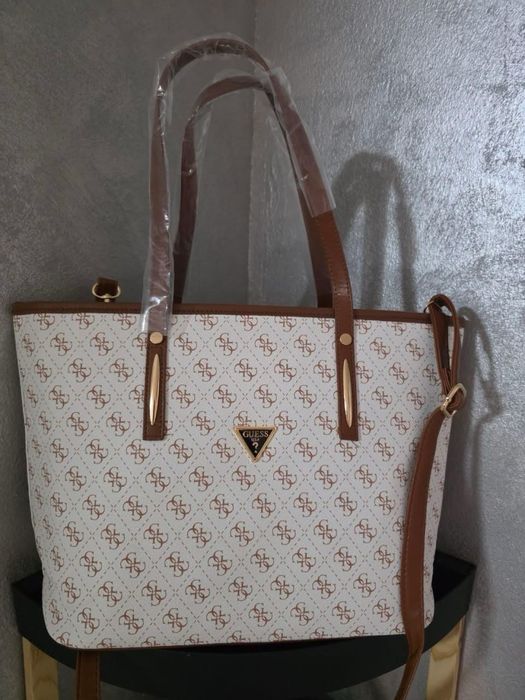 Geanta nou cu eticheta