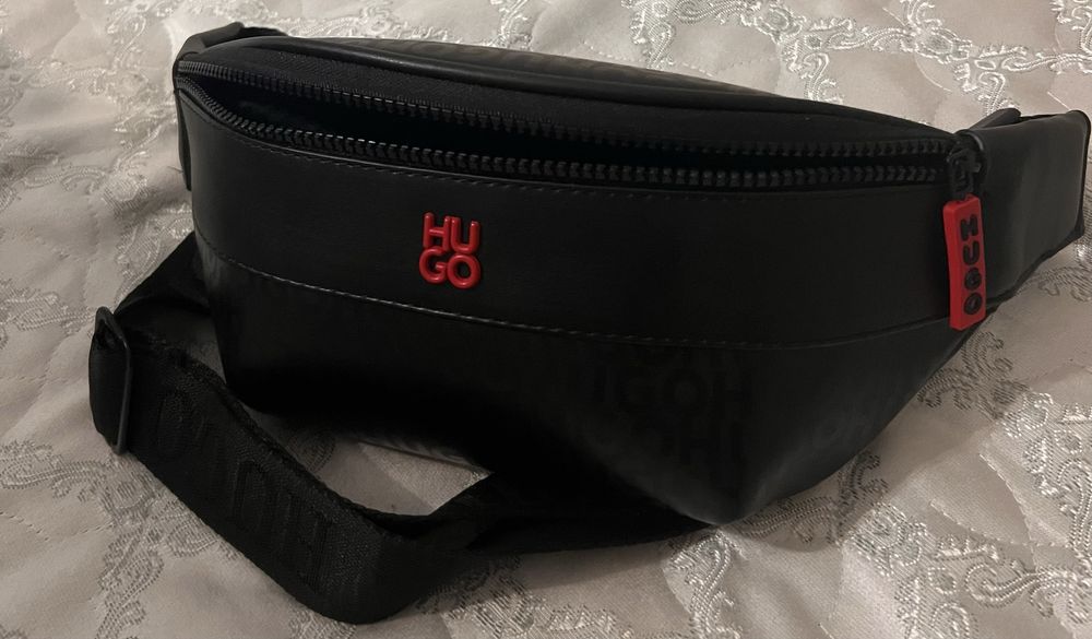 Мъжка чанта / Hugo / банан / паласка / през рамо