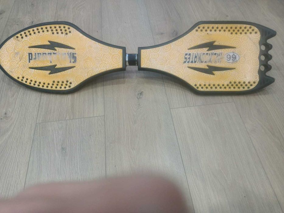 продам скейтбор двух колесный (вейвборд)