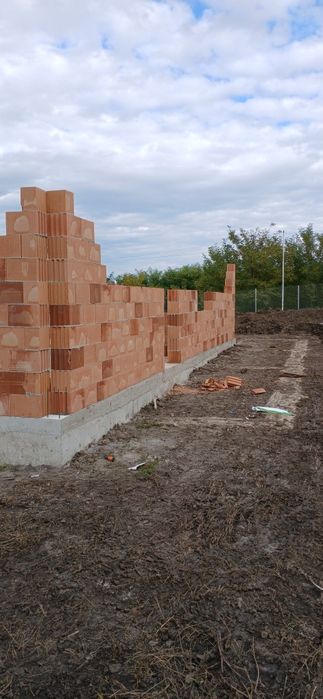 Executam case la roșu