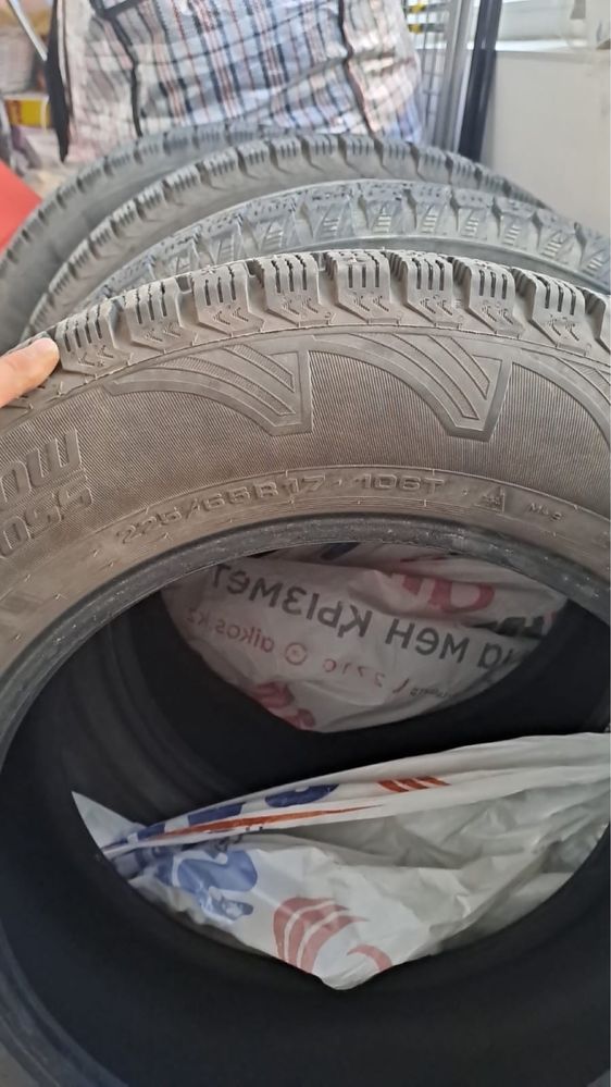 Продам шины, резину шипованную зимнюю R17