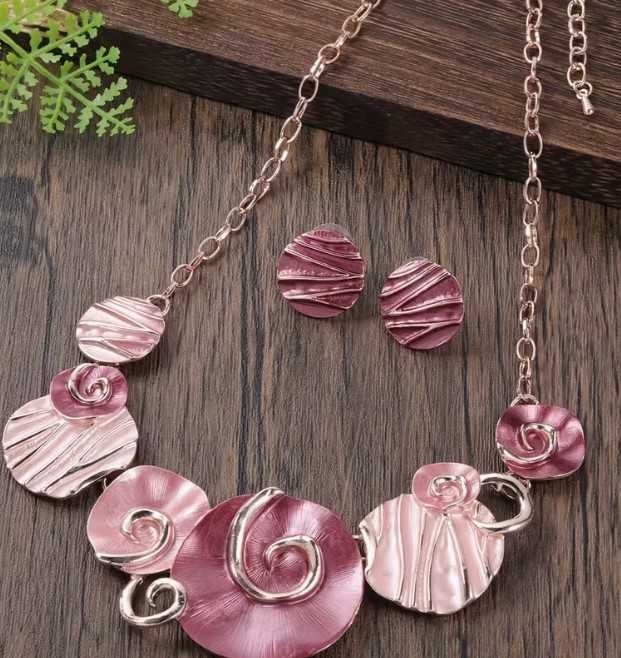 Стилни и красиви комплекти колиета с обеци