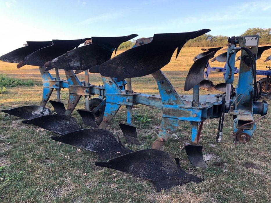 Plug reversibil cu 4 și 5 brazde