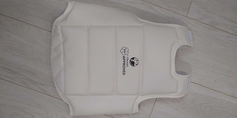 Каска и протектор за тяло-нови със  сертификат за карате Kyokushin.