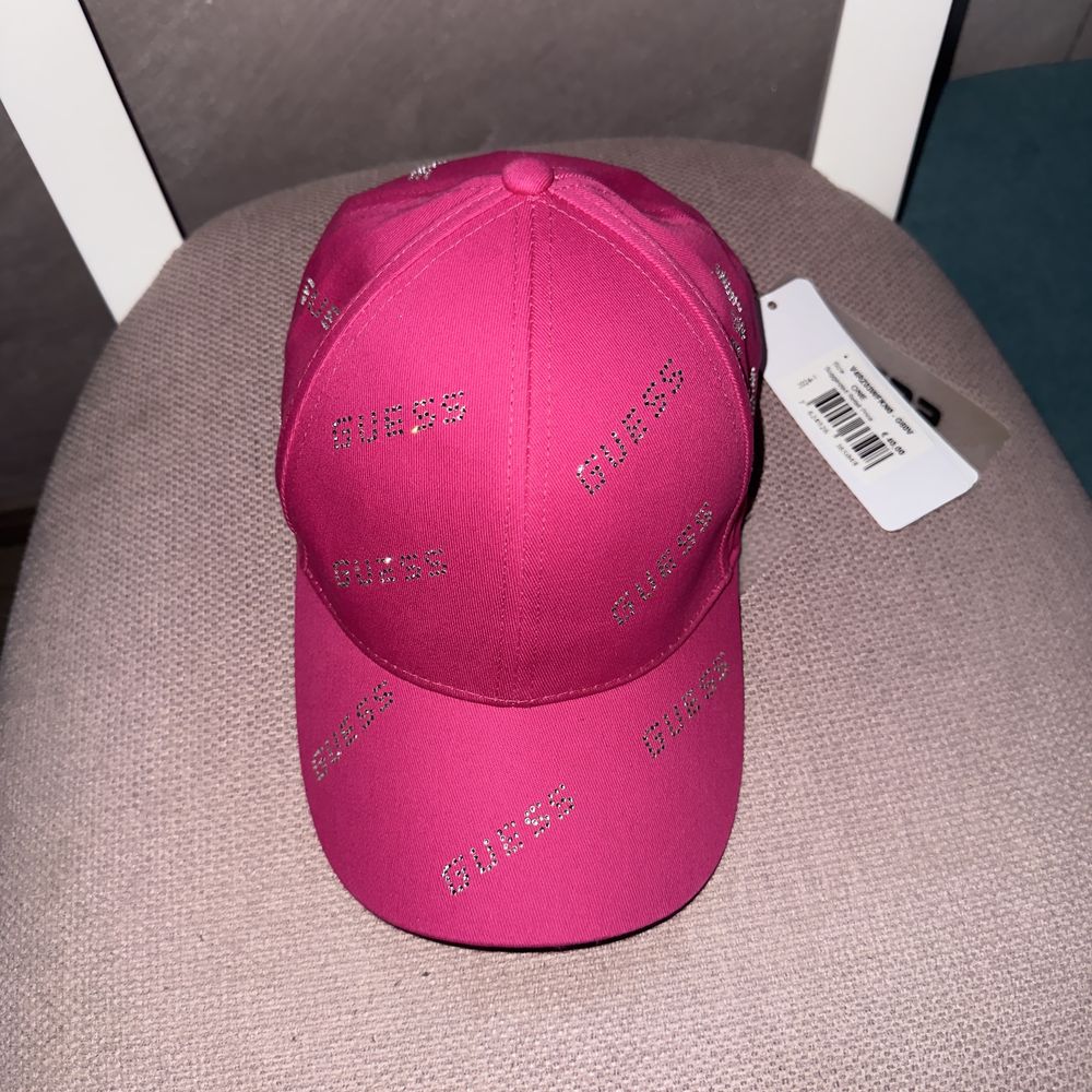 Шапка с козирка Guess