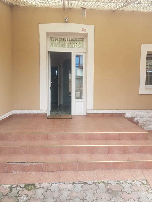 Inchiriez casa in Oradea, central, 3 camere, singur in curte