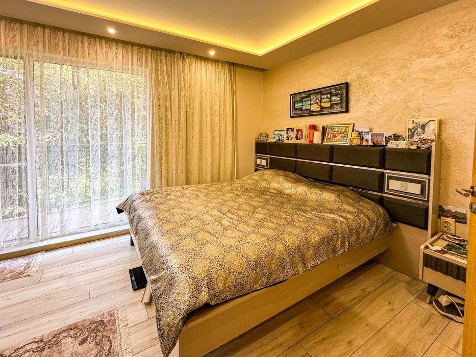 Тристаен апартамент на две нива в центъра на квартал Сарафово, Бургас